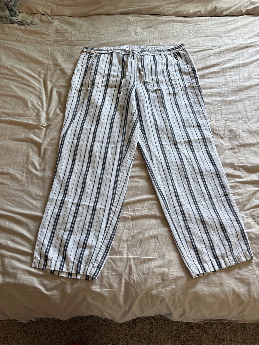Liz Claiborne White and Gray Striped Elastic Waist Pants